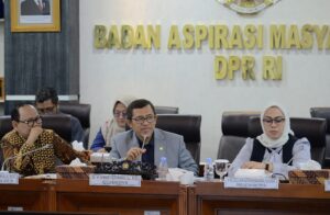 Ketua BAM DPR RI, Ahmad Heryawan menerima aspirasi dari Aliansi Pinogu Merdeka dalam rapat yang digelar di ruang rapat BAM DPR RI, Gedung Nusantara II, Senayan, Jakarta, Rabu (12/11/2025). Foto : Andri.