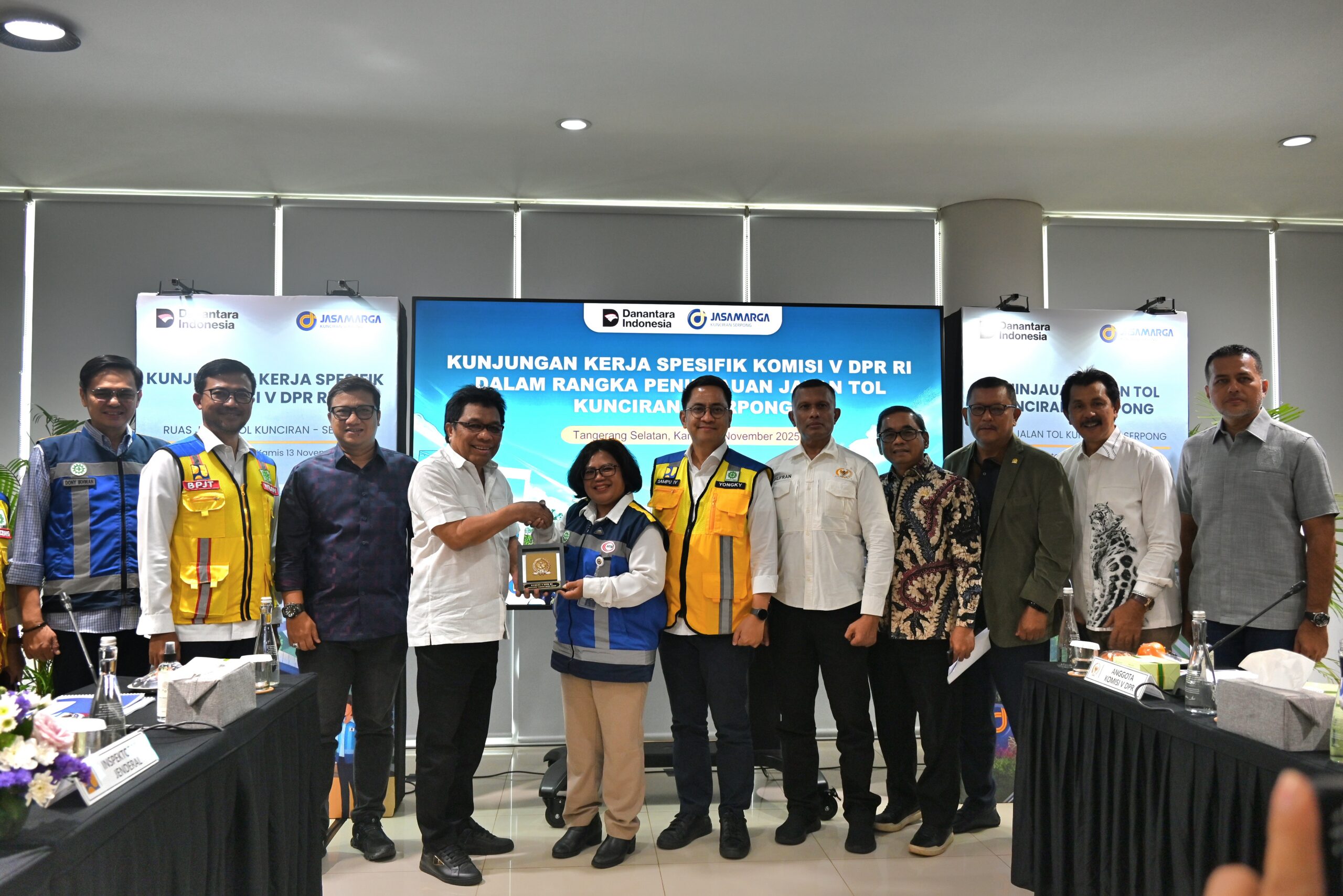 Wakil Ketua Komisi V DPR RI Ridwan Bae saat agenda Kunjungan Kerja Spesifik Komisi V DPR RI ke Kantor Jalan Tol PT Marga Trans Nusa (MTN) di Kota Tangerang Selatan, Provinsi Banten, Kamis (13/5/2025). Foto : Saum/Andri.