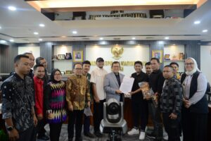 Ketua BAM DPR RI, Ahmad Heryawan menerima aspirasi dari Aliansi Pinogu Merdeka dalam rapat yang digelar di ruang rapat BAM DPR RI, Gedung Nusantara II, Senayan, Jakarta, Rabu (12/11/2025). Foto : Andri.