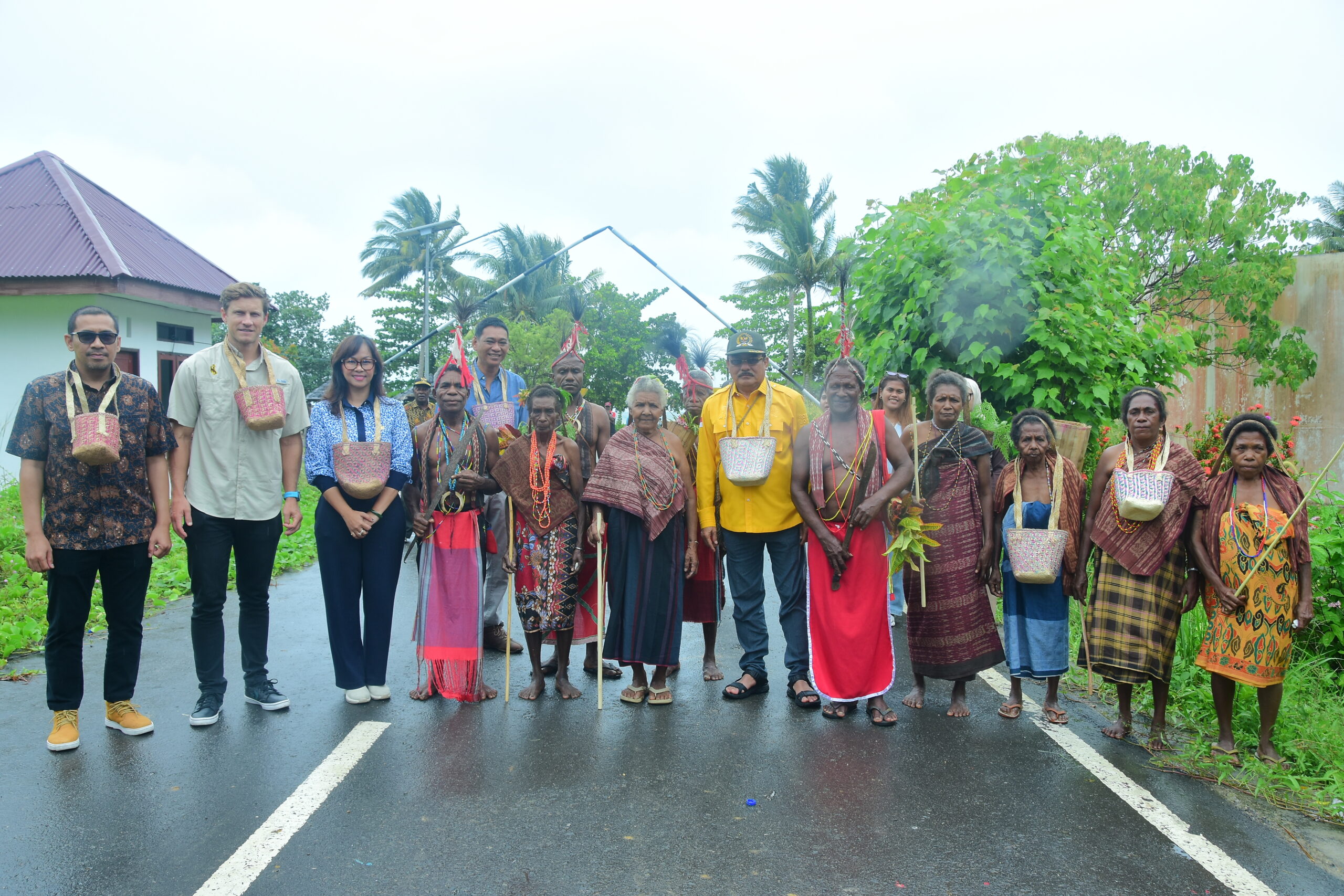 Anggota DPR RI Robert Joppy Kardinal melakukan kunjungan Panitia Kerja (Panja) Blue Economy (BKSAP) DPR RI melaksanakan kunjungan kerja ke Sorong, Papua Barat Daya, Rabu (12/11/2025). Foto : Rni/Andri.