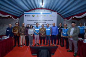 Foto bersama tim kunjungan kerja Komisi XII DPR RI USAI meninjau rencana pembangunan Pembangkit Listrik Tenaga Air (PLTA) di Sungai Mamberamo, Papua, Selasa (28/10/2025). Foto: Eno/vel.