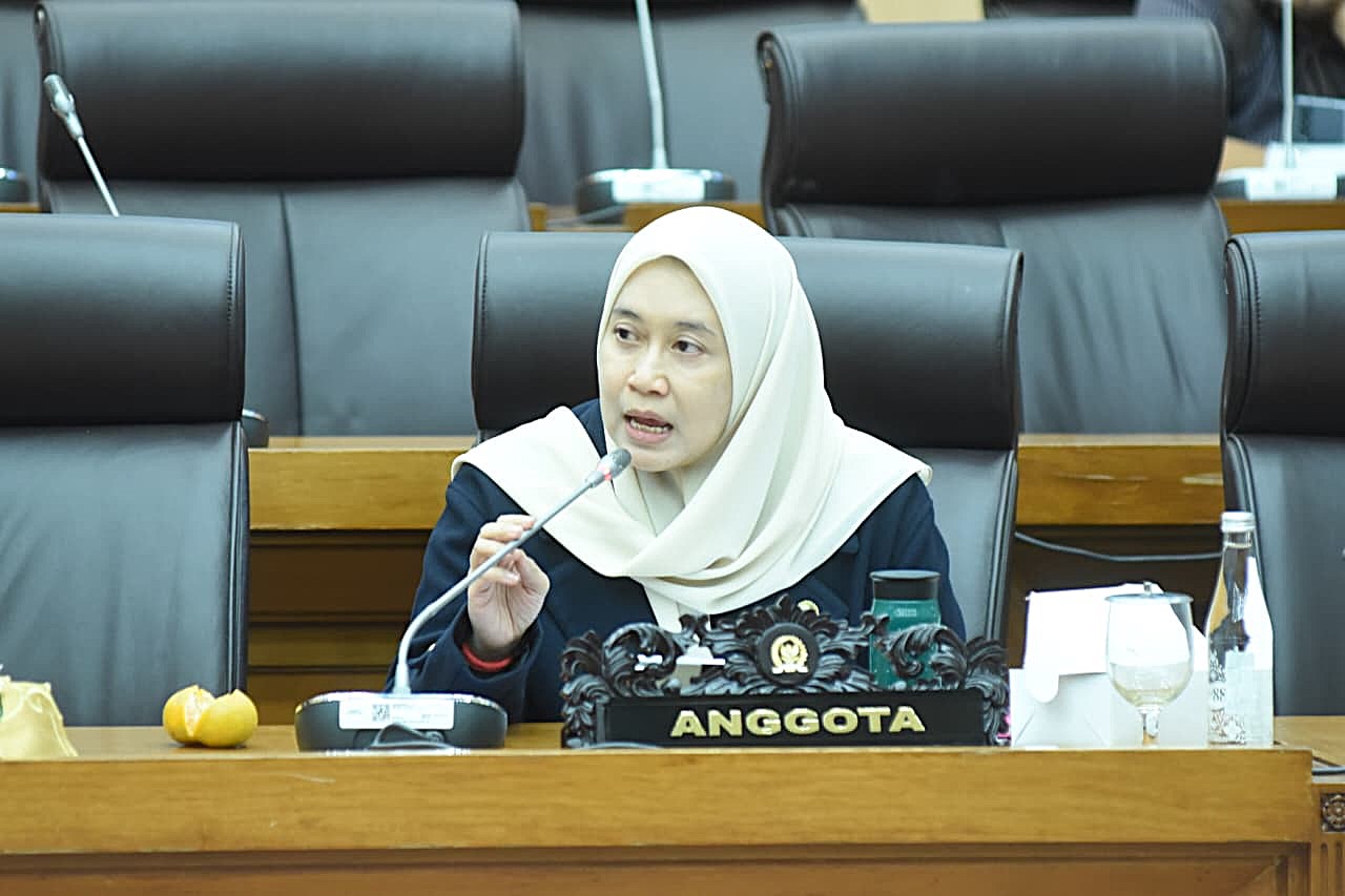 Anggota Komisi XII DPR RI Dewi Yustisiana dalam Rapat Kerja Komisi XII DPR RI dengan Menteri ESDM yang digelar di Ruang Rapat Komisi XII, Gedung Nusantara I, Senayan, Jakarta, Selasa (11/11/2025). Foto : Jaka/Andri