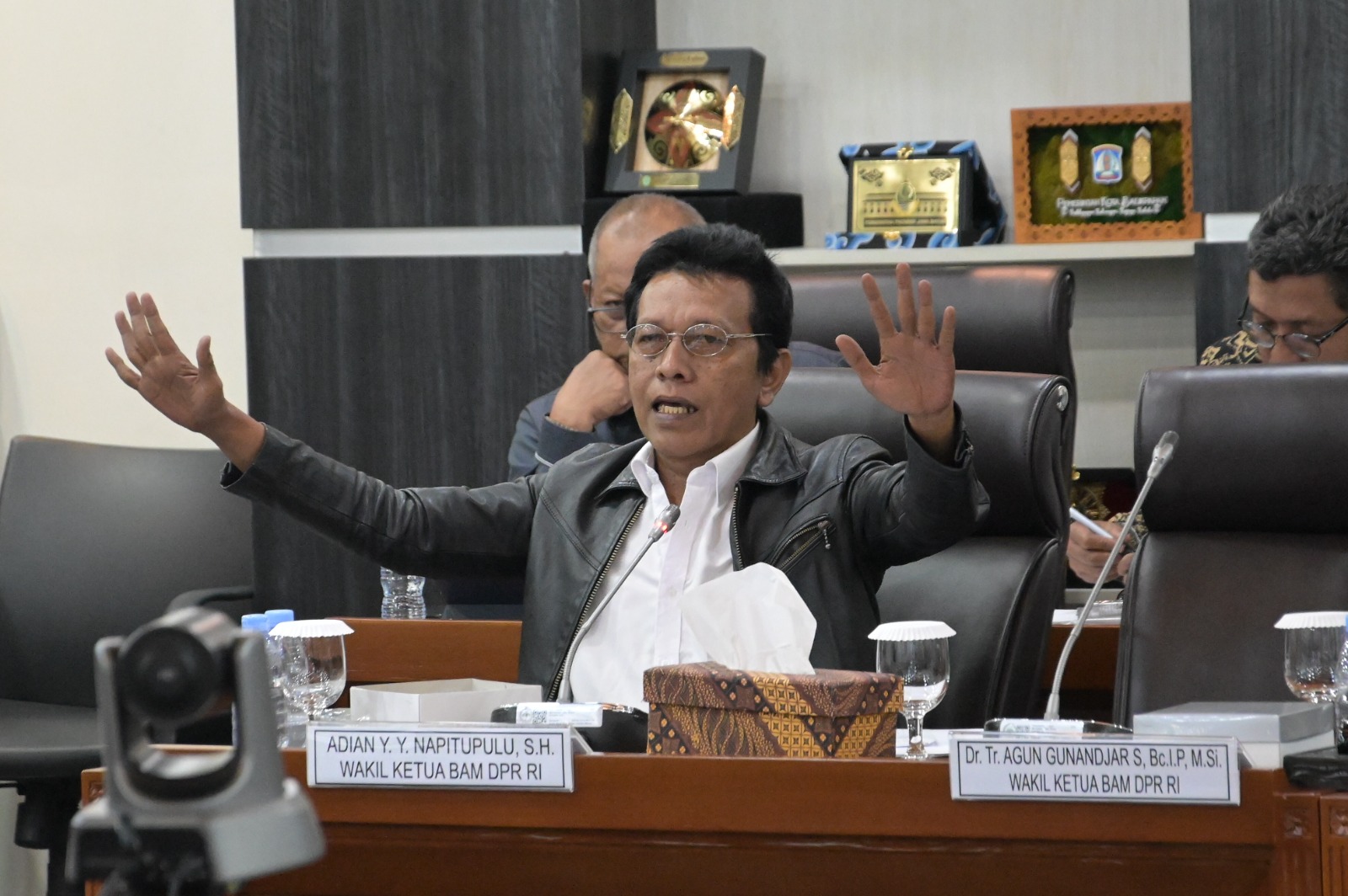 Wakil Ketua Badan Aspirasi Masyarakat DPR RI Adian Napitupulu saat mengikuti RDPU bersama para pelaku usaha pakaian bekas dari Jakarta, Lampung, Bandung, Papua, Jambi, hingga Yogyakarta, di Ruang Rapat BAM DPR RI, Rabu (19/11/2025). Foto: Karisma/vel.