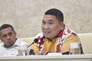 Anggota Komisi II DPR RI, Bob Andika Mamana Sitepu dalam Rapat Kerja dan RDP Komisi II membahas “Evaluasi dan Proyeksi Program Kerja Kementerian/Lembaga tahun 2025” di Gedung DPR RI, Senayan, Jakarta, Senin (24/11/2025). Foto : Munchen/Andri.
