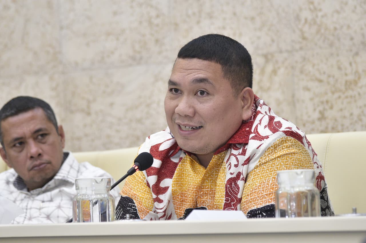 Anggota Komisi II DPR RI, Bob Andika Mamana Sitepu dalam Rapat Kerja dan RDP Komisi II membahas “Evaluasi dan Proyeksi Program Kerja Kementerian/Lembaga tahun 2025” di Gedung DPR RI, Senayan, Jakarta, Senin (24/11/2025). Foto : Munchen/Andri.