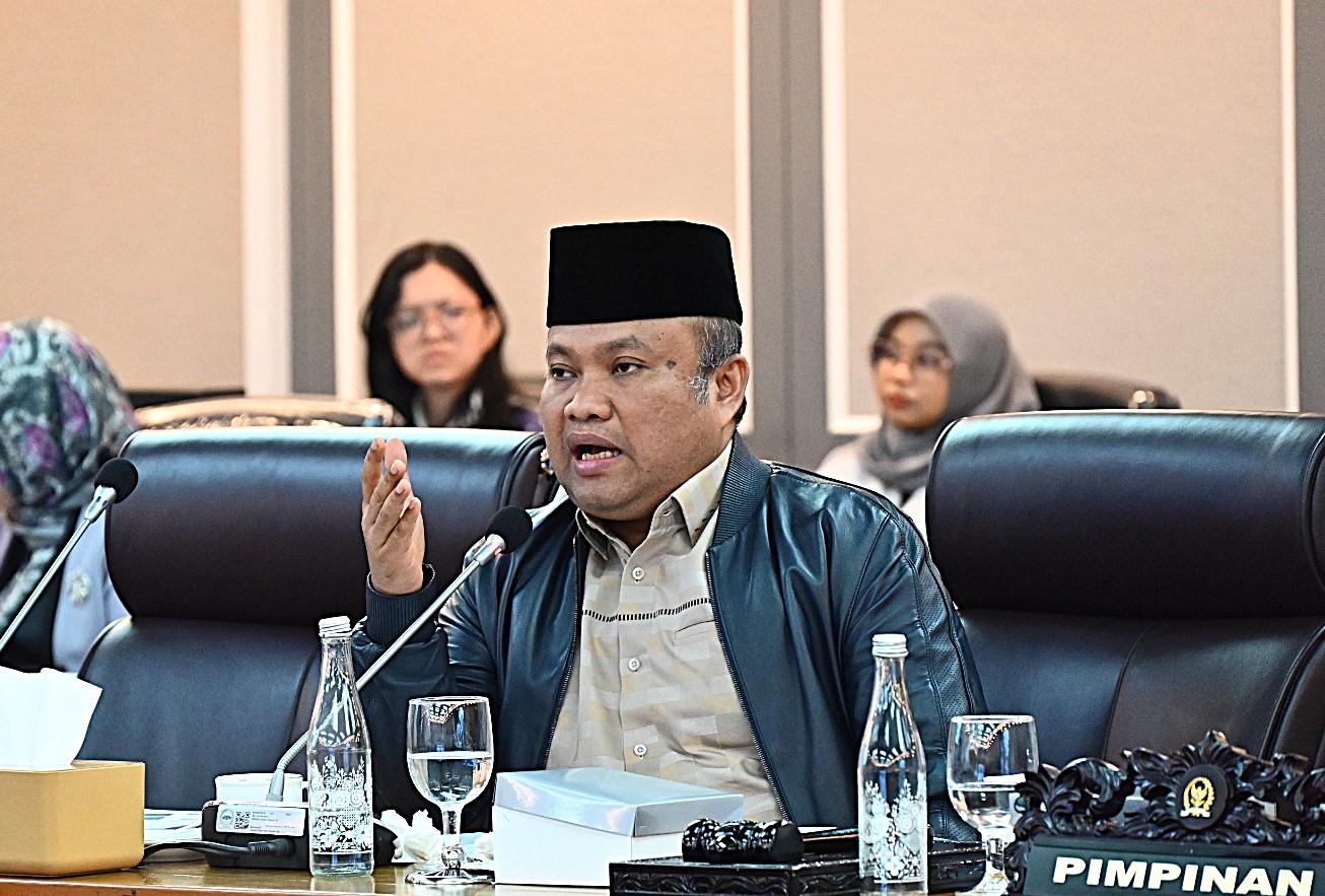 Wakil Ketua Komisi XIII DPR RI Sugiat Santoso dalam RDP dan RDPU Komisi XIII dengan Dirjen Imigrasi, Ombudsman RI serta Perwakilan DEMOSDUWHV di Gedung Nusantara II, Senayan, Jakarta, Senin (24/11/2025). Foto : Runi/Andri.