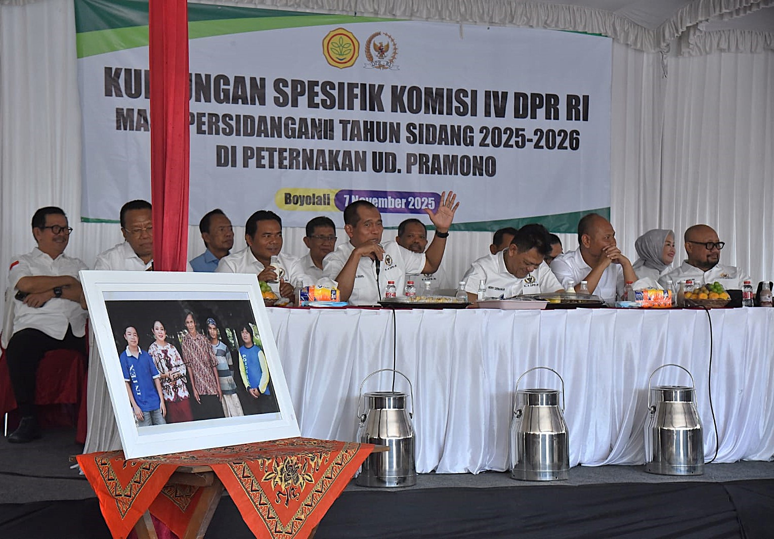 Wakil Ketua Komisi IV DPR RI Abdul Kharis Almasyhari saat kunjungan kerja Komisi IV DPR RI ke UD Pramono, Desa Singosari, Kecamatan Mojosongo, Kabupaten Boyolali, Jawa Tengah, Jumat (7/11/2025). Foto : Devi/Andri.