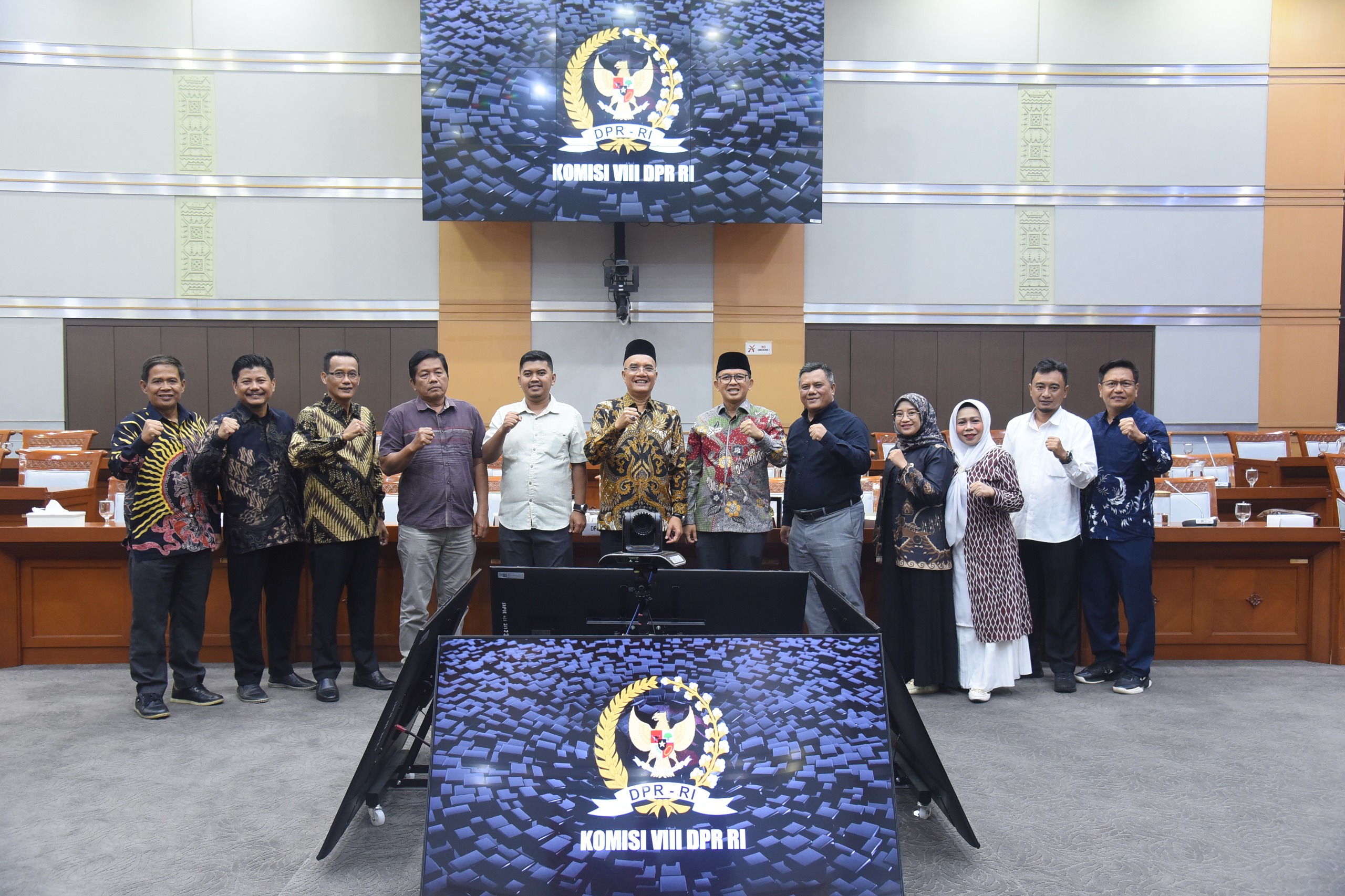 Komisi VIII DPR RI berfoto bersama usai menggelar RDPU dengan Komisi III DPRD Kabupaten Sumedang di Gedung Nusantara II, Jakarta, Senin (11/17/2025). Foto: Oji/vel.