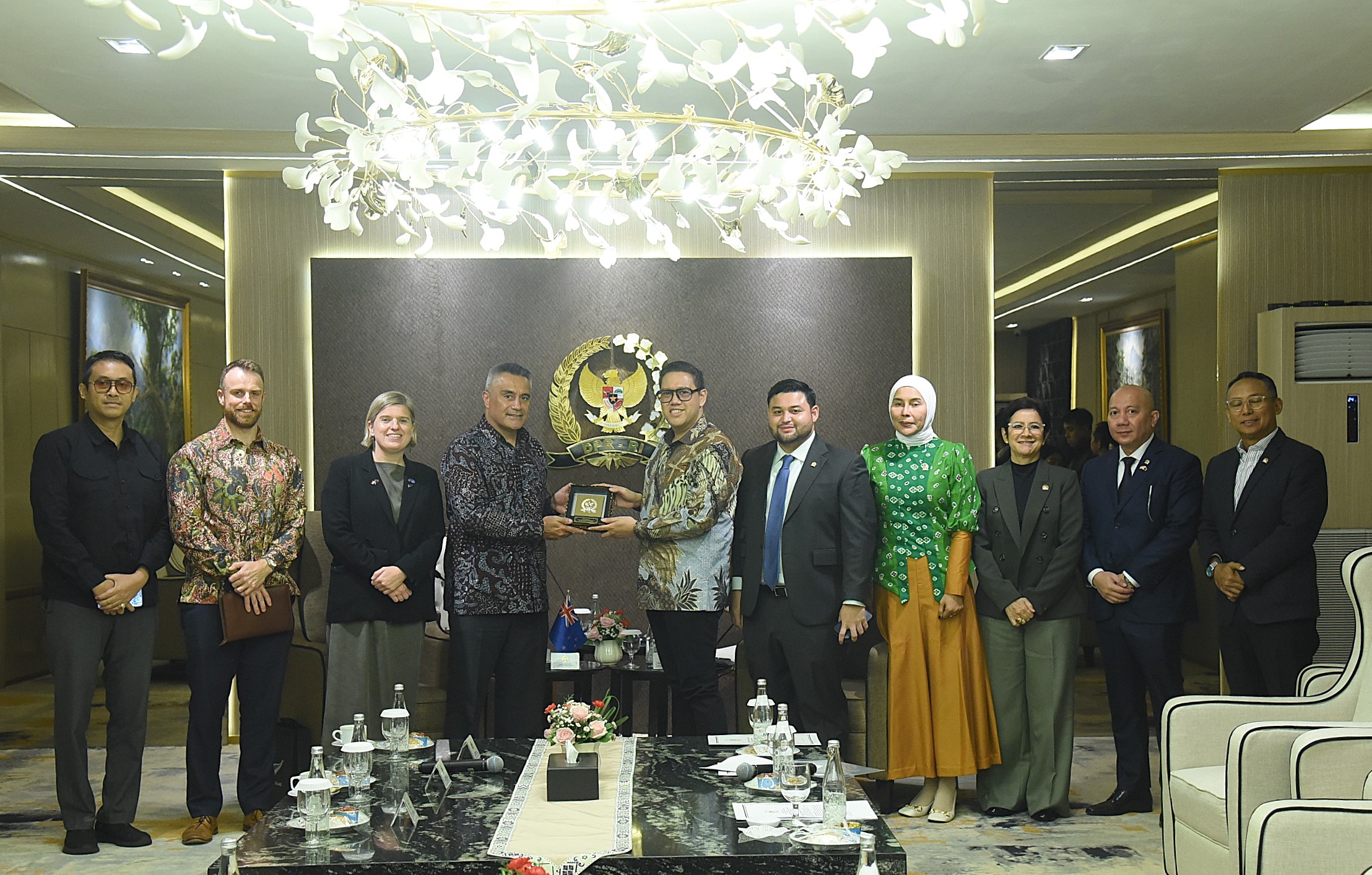 Wakil Ketua Komisi I DPR RI Dave Akbarshah Fikarno menerima kunjungan Duta Besar Selandia Baru untuk Indonesia, Mr. Philip Nathan Taula, di Gedung Nusantara III, DPR RI, Senayan, Jakarta, Senin (24/11/2025). Foto : Arief/Andri.
