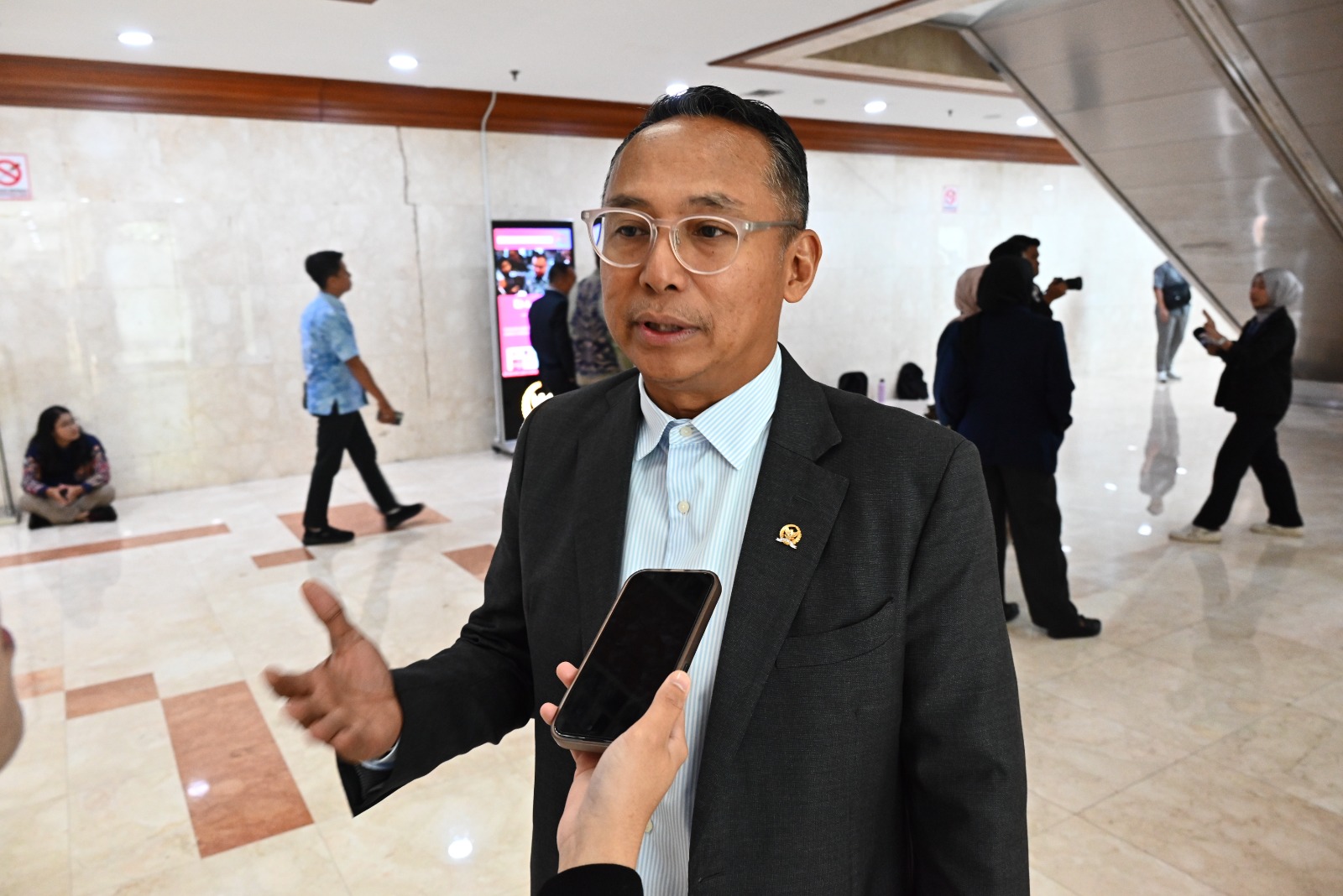 Anggota Komisi I DPR RI, Junico B.P. Siahaan, saat diwawancarai sebelum mengikuti Rapat Paripurna DPR RI di Gedung Nusantara II, Senayan, Selasa (25/11/2025). Foto: Runi/vel.