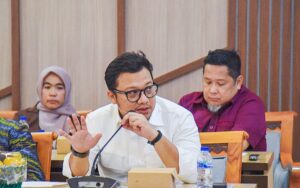 Anggota Komisi V DPR RI Daniel Mutaqien Syafiuddin di sela kunjungan kerja Komisi V DPR RI ke Kantor Bupati Indramayu, Senin (10/11/2025). Foto : Ais/Andri.