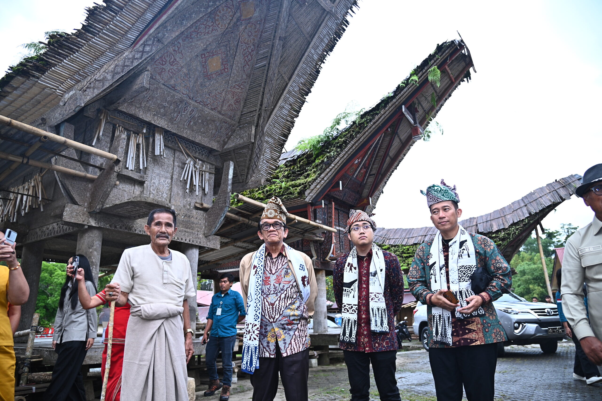 Anggota Komisi X DPR RI, La Tinro La Tunrung saat mengunjungi Cagar Budaya Ke'te Kesu' di Toraja Utara, Sulawesi Selatan, Rabu (12/11/2025). Foto : Mfn/Andri.