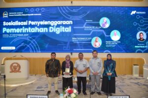 Deputi Bidang Administrasi Setjen DPR RI Rahmad Budiaji (tengah) dalam foto bersama usai memberikan sambutan dalam Sosialisasi Penyelenggaraan Pemerintahan Digital di Gedung Nusantara, Senayan, Jakarta, Senin (17/11/2025). Foto: Eno/vel.