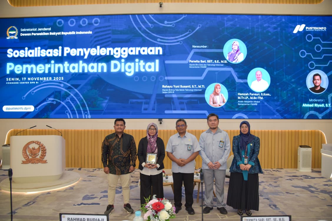 Deputi Bidang Administrasi Setjen DPR RI Rahmad Budiaji (tengah) dalam foto bersama usai memberikan sambutan dalam Sosialisasi Penyelenggaraan Pemerintahan Digital di Gedung Nusantara, Senayan, Jakarta, Senin (17/11/2025). Foto: Eno/vel.