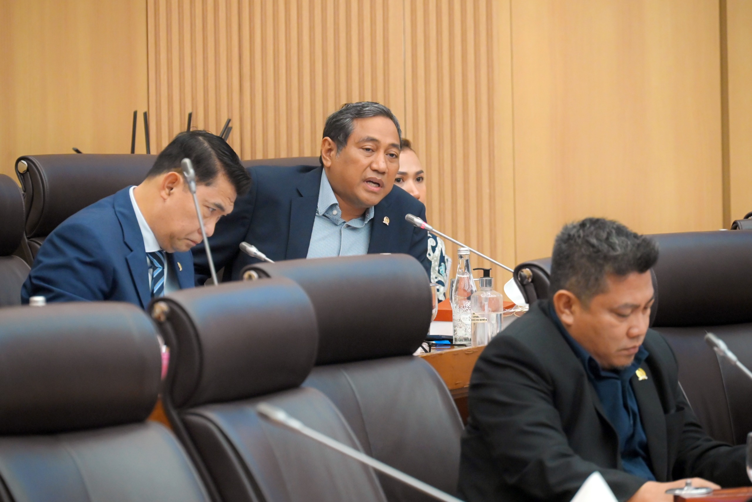 Anggota Komisi XII DPR RI, Rokhmat Ardiyan, saat mengikuti RDP dan RDPU dengan agenda Pengelolaan Limbah B3 dan Non B3 yang tidak sesuai aturan di Gedung DPR, Selasa (18/11/2025). Foto: Tari/vel.