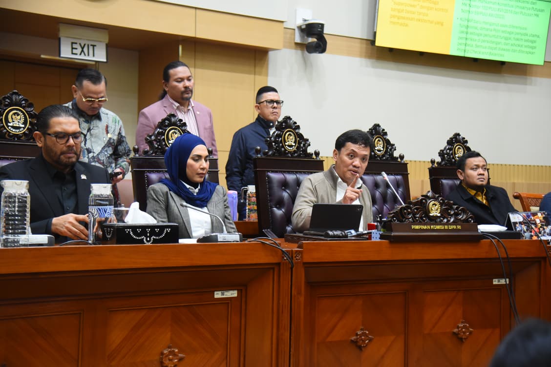 Ketua Komisi III DPR RI, Habiburokhman, saat memimpin konferensi pers di Gedung Nusantara II, Senayan, Jakarta, Rabu (19/11/2025). Foto: Dep/vel.