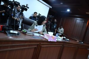 Deputi Bidang Persidangan Sekretariat Jenderal (Setjen) DPR RI, Suprihatini, saat menjadi Saksi dalam sidang terbuka MKD DPR RI atas lima anggota DPR RI Non-Aktif, di ruang sidang MKD, Senayan, Jakarta, Senin (3/11/2025). Foto: Runi/vel.
