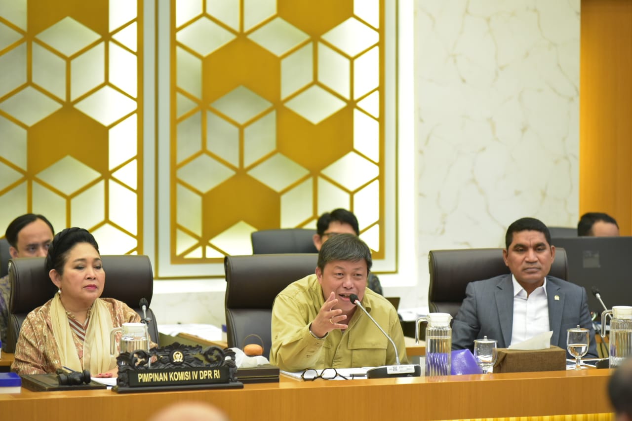 Wakil Ketua Komisi IV DPR RI Alex Indra Lukman saat Rapat Kerja Komisi IV dengan Menteri Kelautan dan Perikanan Sakti Wahyu Trenggono di Gedung Nusantara, Rabu (5/11/2025). Foto: Oji/vel.