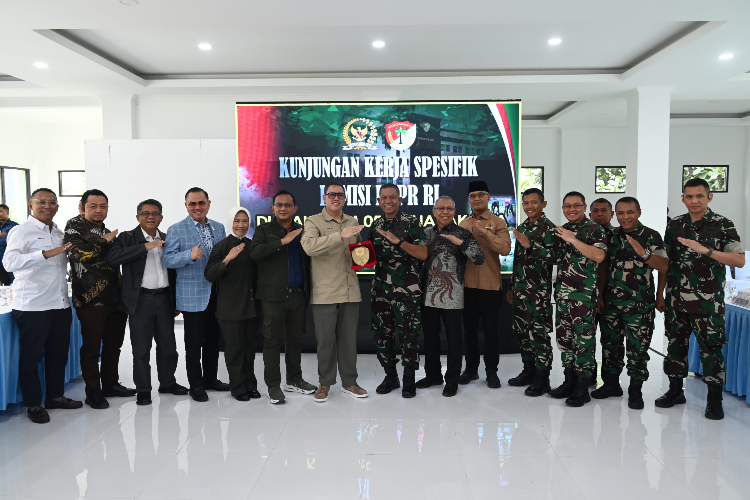 Wakil Ketua Komisi I DPR RI, Dave Akbarshah Fikarno saat bertukar cinderamata usai pertemuan di Korem 051 Wijayakarta, Kabupaten Bekasi, Kamis (6/11/2025). Foto: Nadhen/vel.