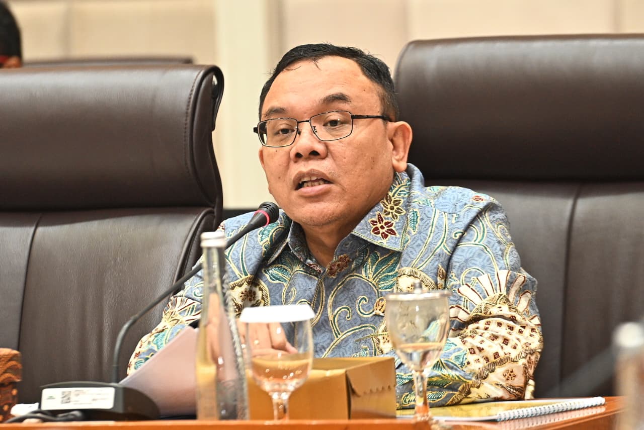 Ketua Komisi VII DPR, Saleh Partaonan Daulay, dalam RDP Bersama Dirjen Industri Agro dan Kepala Badan Standardisasi Kemenperin serta Perusahaan AMDK di Gedung Nusantara I, Senayan, Jakarta, Senin (10/11/2025). Foto : Farhan/Andri.