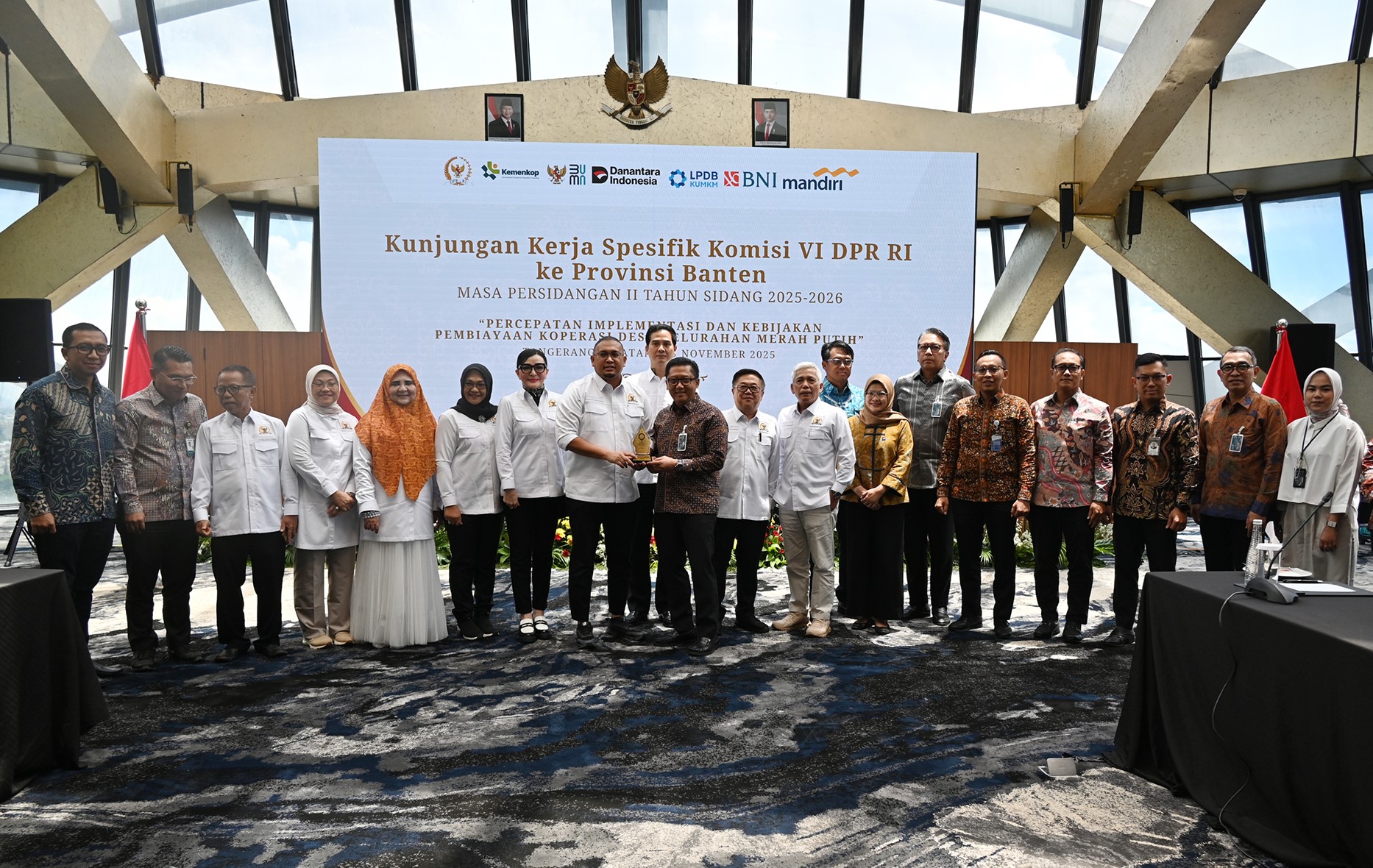 Wakil Ketua Komisi VI DPR RI Andre Rosiade bertukar cinderamata usai menghadiri rapat Kunjungan Kerja Spesifik Komisi VI yang digelar di Tangerang Selatan, Jumat (7/11/2025). Foto : Uca/Andri.