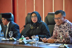 Wakil Ketua Komisi IX DPR RI, Nihayatul Wafiroh dalam kunjungan kerja ke Kota Padang Komisi IX DPR RI menyerap berbagai masukan dari masyarakat di Padang, Sumatera Barat, Senin(10/11/2025). Foto : Aar/Andri