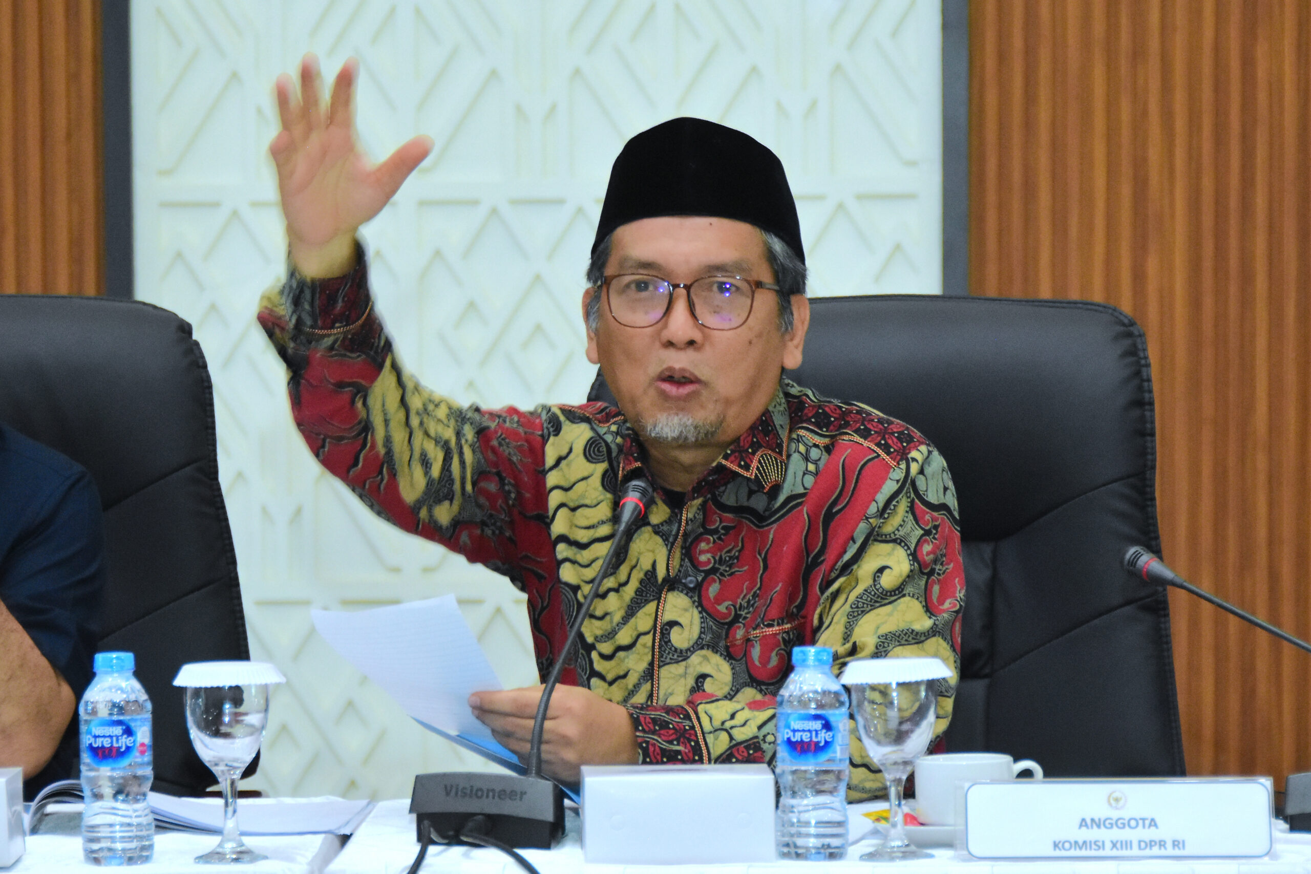 Anggota Komisi XIII DPR RI, Almuzzammil Yusuf saat mengikuti Kunjungan Kerja Spesifik Komisi XIII di Kantor Wilayah Kementerian Hukum dan HAM Kalimantan Barat, Kamis (20/11/2025). Foto: Runi/vel.