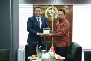Ketua BKSAP DPR RI, Syahrul Aidi Maazat, saat bertukar cinderamata usai menerima kehadiran Duta Besar Azerbaijan untuk Indonesia, Ramil Abil Rzayev, di Ruang Diplomasi BKSAP, Senin, (24/11/2025). Foto: Jaka/vel.