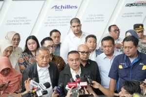 Wakil Ketua DPR RI Sufmi Dasco Ahmad dan Saan Mustopa, beserta Satgas Perlindungan Tenaga Kerja DPR RI melakukan sidak ke pabrik produsen ban PT Michelin Indonesia di Cikarang, Kabupaten Bekasi, Jawa Barat, Senin (3/11/2025). Foto : Yoga/Andri.