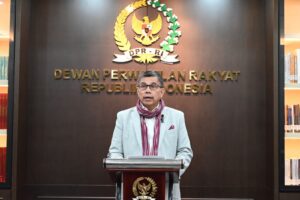 Anggota Komisi III DPR Hinca I.P. Pandjaitan XIII saat menyampaikan keterangan pada uji UU Minerba secara virtual di Gedung Setjen DPR, Rabu (26/11/2025). Foto: Sari/vel.