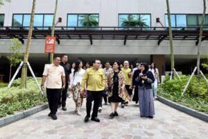 Ketua Komisi VII DPR RI, Saleh Partaonan Daulay bersama tim saat meninjau fasilitas Bali International Hospital (BIH) di Denpasar, Bali, Kamis (30/10/2025). Foto: Bianca/vel.
