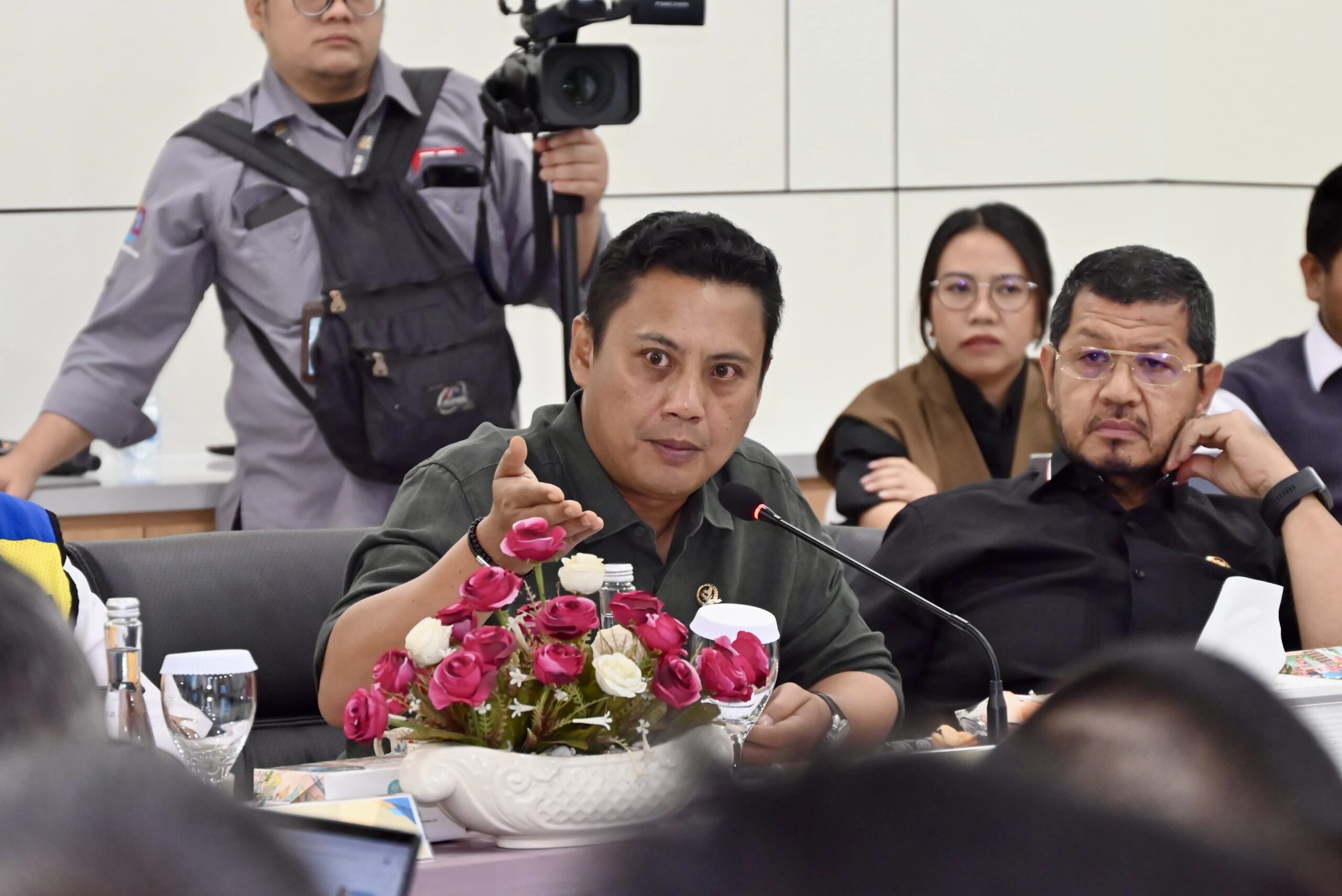 Wakil Ketua Komisi V DPR RI Andi Iwan Darmawan Aras saat memimpin pertemuan di kantor Jasa Marga, Bekasi, Kamis (6/11/2025). Foto: Adi/vel.