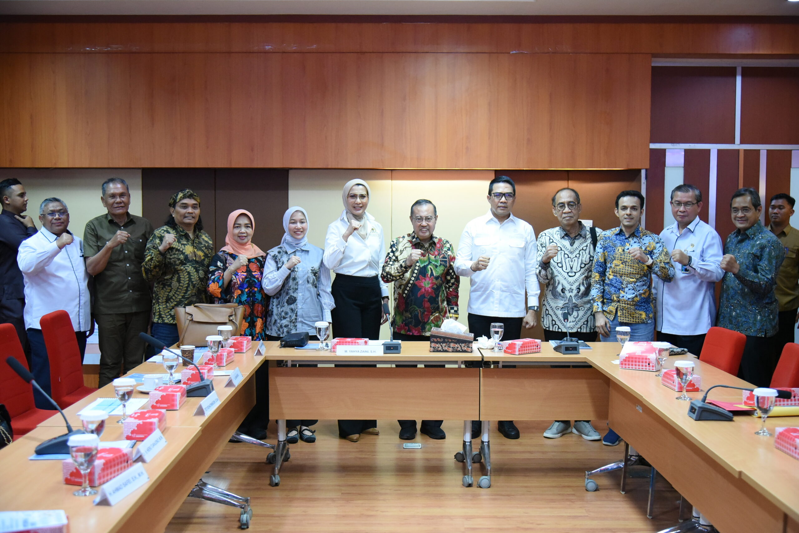 Anggota Komisi IX DPR, Gamal, dalam foto bersama usai pertemuan Kunjungan kerja Komisi IX DPR RI ke Kota Samarinda, Kalimantan Timur, Senin (10/11/2025). Foto: Kiki/vel.
