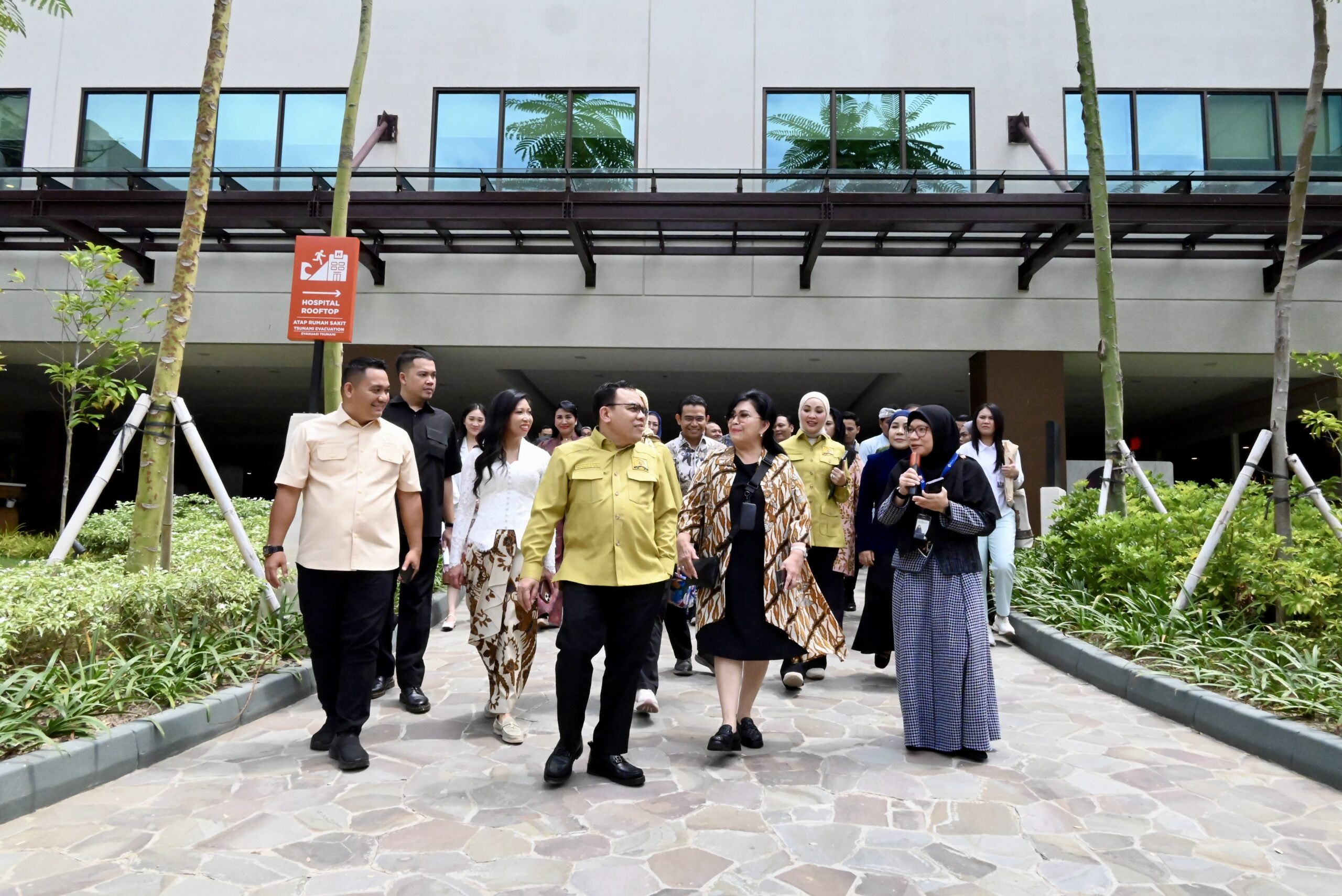 Ketua Komisi VII DPR RI, Saleh Partaonan Daulay bersama tim saat meninjau fasilitas Bali International Hospital (BIH) di Denpasar, Bali, Kamis (30/10/2025). Foto: Bianca/vel.