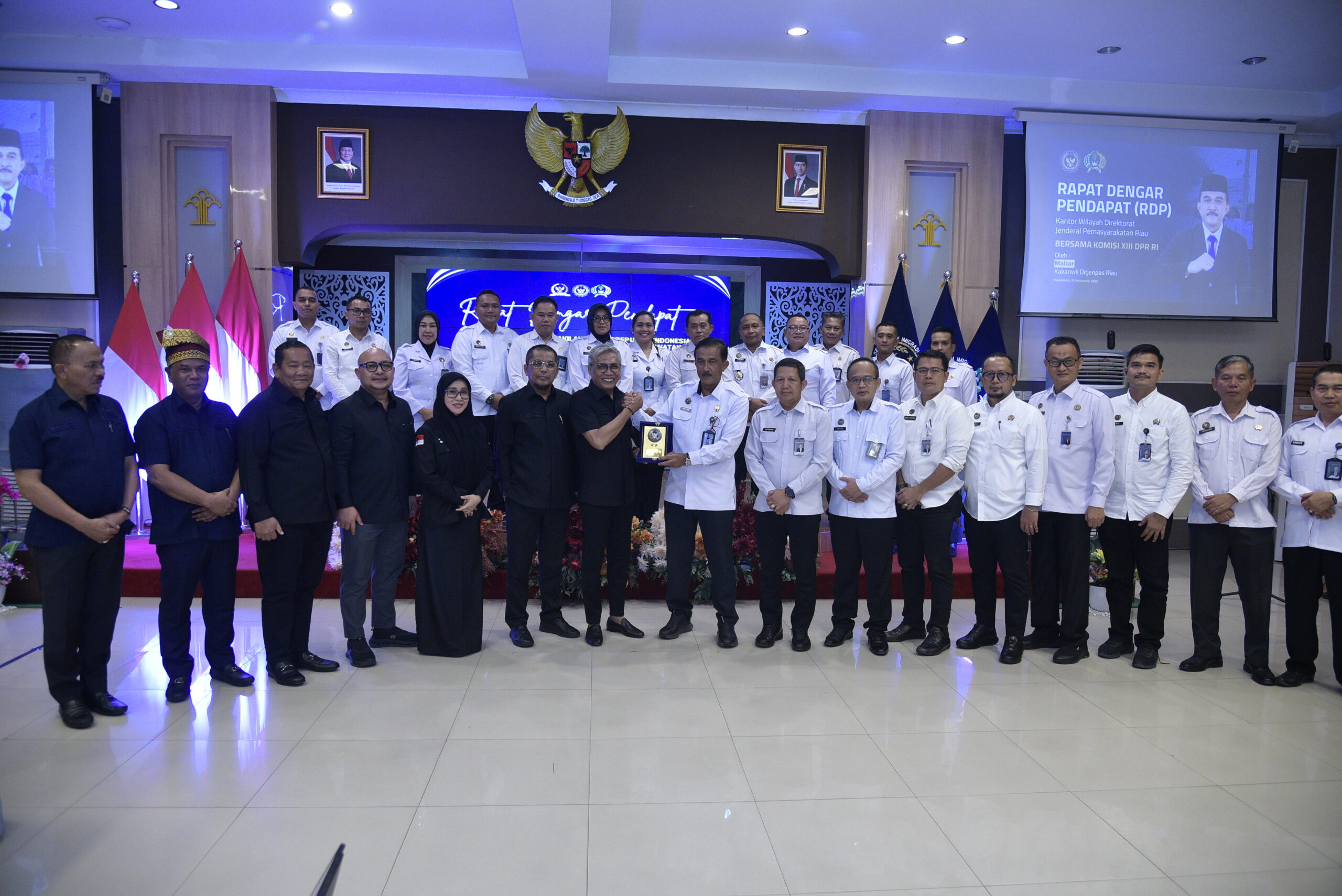 Anggota Komisi XIII DPR RI Mafirion bertukar cinderamata dengan Kepala Kantor Wilayah Ditjen Pemasyarakatan Maizar di Kanwil Ditjen PAS Kemenkum Riau, Pekanbaru, Riau, hari Rabu (12/11/2025). Foto: Munchen/vel