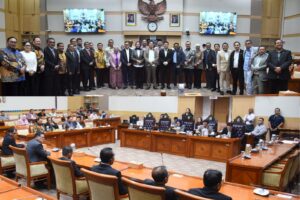 Foto bersama Komisi III DPR RI usai menyetujui tujuh calon Anggota Komisi Yudisial (KY) periode 2025–2030 dalam Rapat Pleno yang dipimpin Wakil Ketua Komisi III DPR RI Sari Yuliati di Ruang Rapat Komisi III, Rabu (19/11/2025). Foto: Dep/vel.