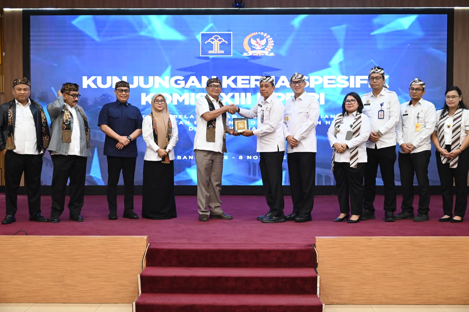 Anggota Komisi XIII DPR RI Agun Gunanjar Sudarsa saat bertukar cinderamata usai pertemuan kunjungan kerja spesifik Komisi XIII DPR RI ke Kantor Wilayah Kemenkum Provinsi Jawa Barat, Kamis (6/11/2025). Foto: Wilga/vel.