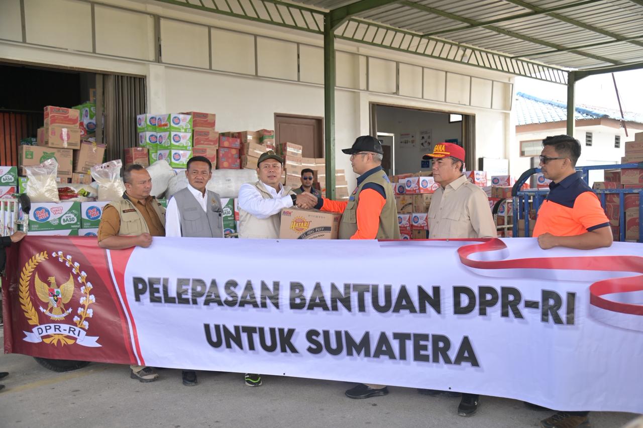 Wakil Ketua DPR RI Cucun Ahmad Syamsurijal meninjau langsung proses serah terima dan pendistribusian bantuan kemanusiaan DPR RI di Sumatera Utara, Senin (1/12/2025). Foto: Ist/vel.