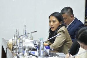 Anggota Komisi XI DPR RI Puteri Komarudin saat mengikuti Rapat Kerja Komisi XI bersama Kementerian Keuangan di Gedung Nusantara I, Senayan, Senin (8/12/2025). Foto: Munchen/vel.