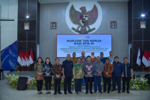 Ketua Badan Aspirasi Masyarakat DPR RI, Ahmad Heryawan, saat foto bersama usai melakukan kunjungan kerja BAM DPR RI ke Provinsi Sulawesi Utara, Selasa (16/12/2025). Foto : Kresno/Han.