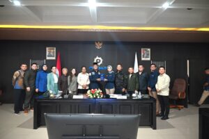 Wakil Ketua Komisi I DPR RI, Sukamta, saat bertukar cenderamata usai memimpin Kunjungan Spesifik Komisi I DPR RI ke fasilitas produksi PT PINDAD di Malang, Jawa Timur, Selasa (2/12/2025). Foto: Balggys/vel.