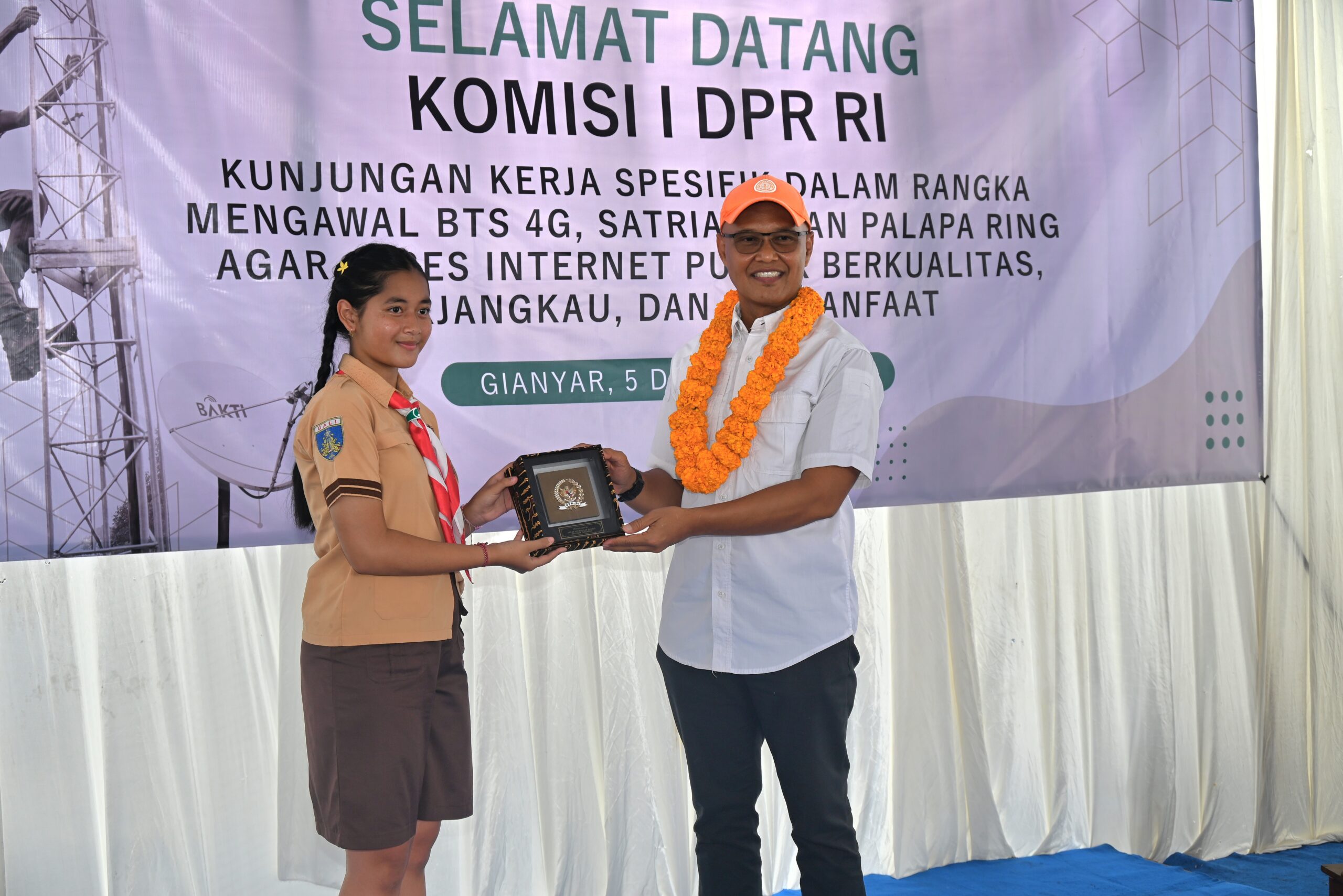 Wakil Ketua Komisi I DPR RI Sukamta (kanan) saat memimpin kunjungan kerja ke SD Negeri 1 Sumita, Gianyar, Bali. Foto: Husen/vel.