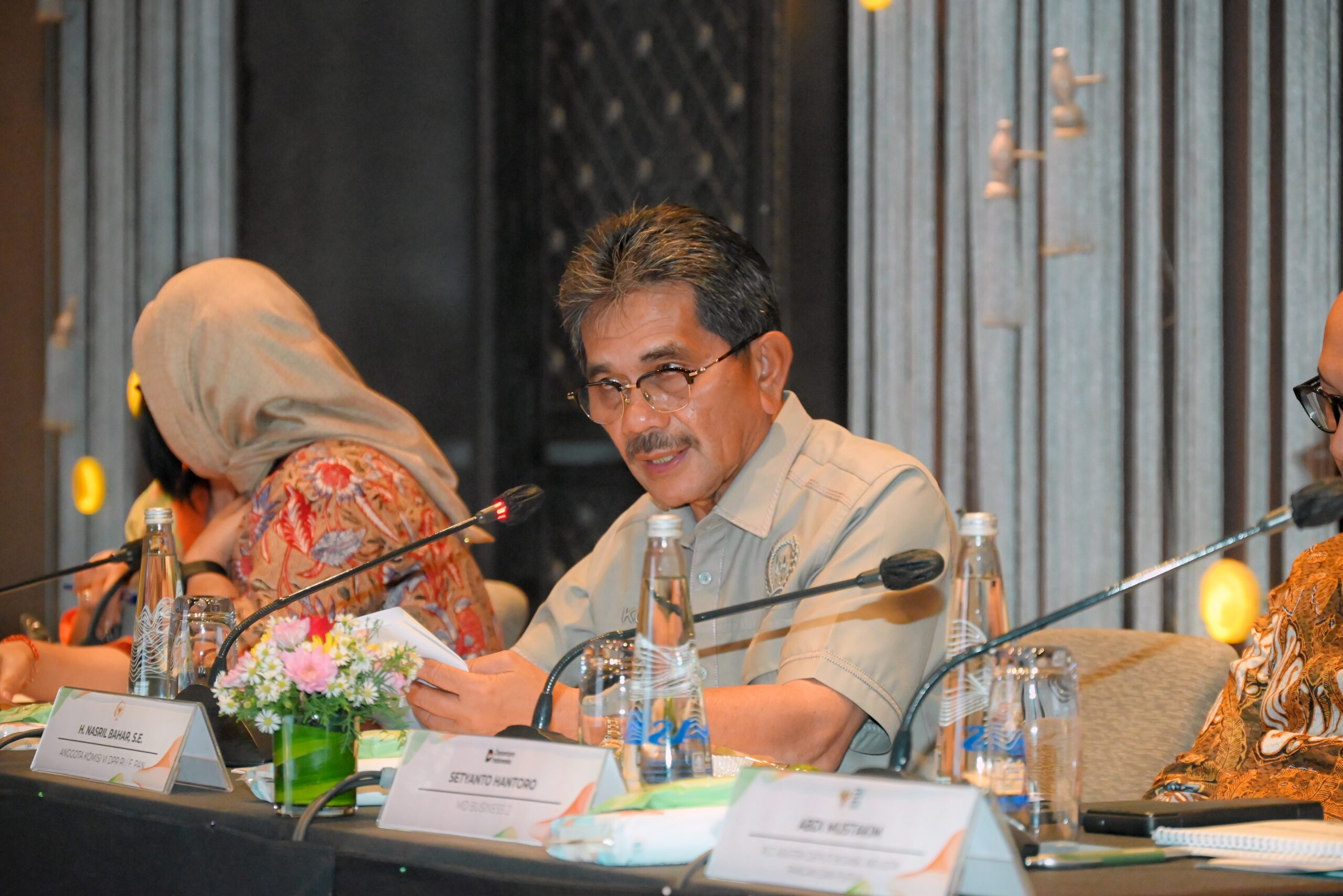 Anggota Komisi VI DPR RI Nasril Bahar saat memimpin pertemuan dengan Kemendag dan BUMN Pangan di Denpasar, Jumat (6/12/2025). Foto: Tari/vel