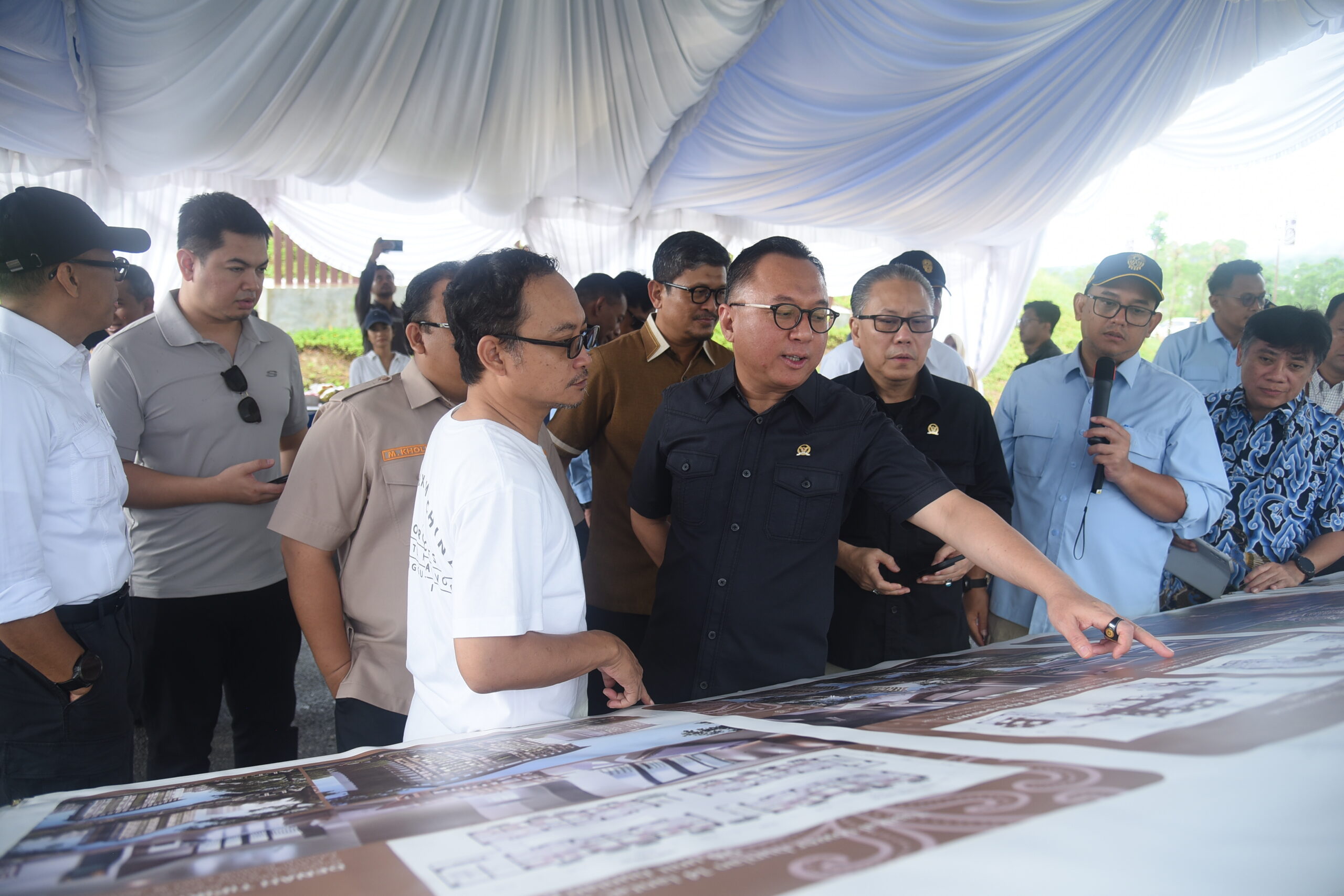 Anggota komisi XI DPR RI Marwan cik Asan saat pertemuan Tim kunjungan kerja komisi XI DPR RI dengan Badan Perencanaan Pembangunan Nasional (Bappenas) serta perwakilan Kementerian Keuangan, Kaltim, Kamis (11/12/2025). Foto: Arief/Mahendra.