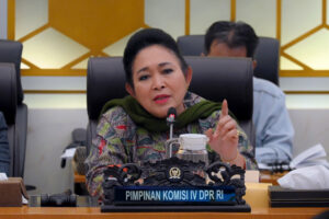 Ketua Komisi IV DPR RI Siti Hediati Hariyadi saat memimpin Rapat Kerja Komisi IV DPR dengan Menteri Kehutanan di Komplek Parlemen Senayan yang digelar pada Kamis, (4/12/2025). Foto : Mentari/Han.