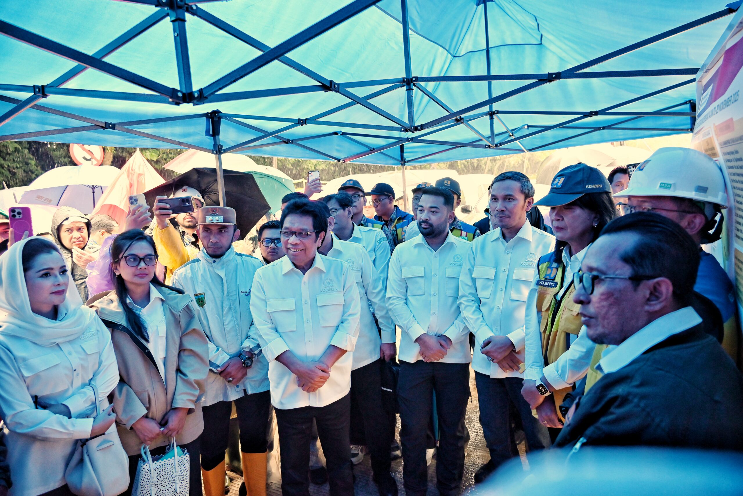 Ketua Tim Kunjungan Kerja Reses Komisi V DPR RI Ridwan Bae bersama tim saat meninjau lokasi terdampak bencana alam di Padang Pariaman, Sumatera Barat, Rabu (10/12/2025). Foto: Tari/vel.