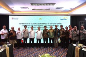 Tim Kunspek Komisi XI DPR RI berfoto bersama usai pertemuan bersama Otoritas Jasa Keuangan (OJK) di Banjarmasin, Kalimantan Selatan, Jumat (28/11/2025). Foto: Aaron/vel.