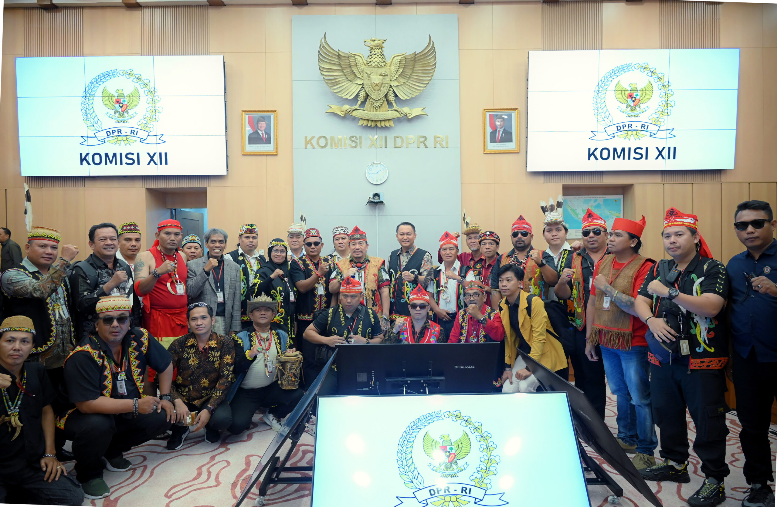 Ketua Komisi XII DPR RI Bambang Patijaya foto bersama usai memimpin rapat audiensi Komisi XII DPR RI dengan Forum Aksi Rakyat Kaltim (Fraksi Kaltim) di Ruang Rapat Komisi XII, Gedung Nusantara I DPR RI, Senayan, Jakarta, Kamis (4/12/2025). Foto : Mentari/Han.
