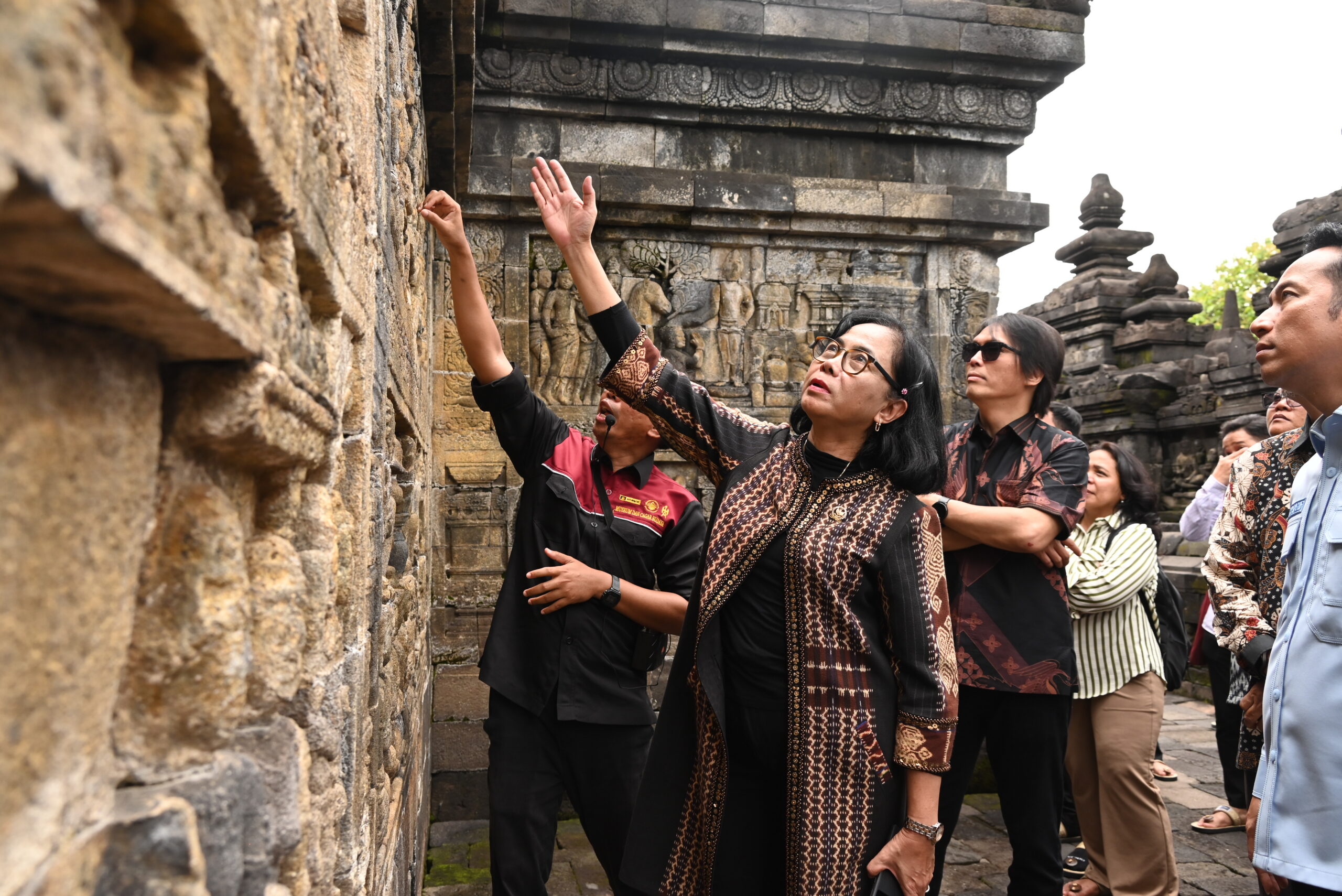 Wakil Ketua Komisi X DPR RI, MY Esti Wijayati memimpin kunjungan kerja spesifik Komisi X DPR RI ke Candi Borobudur, Magelang, Jawa Tengah, Kamis (27/11/2025). Foto : Ysm/Andri