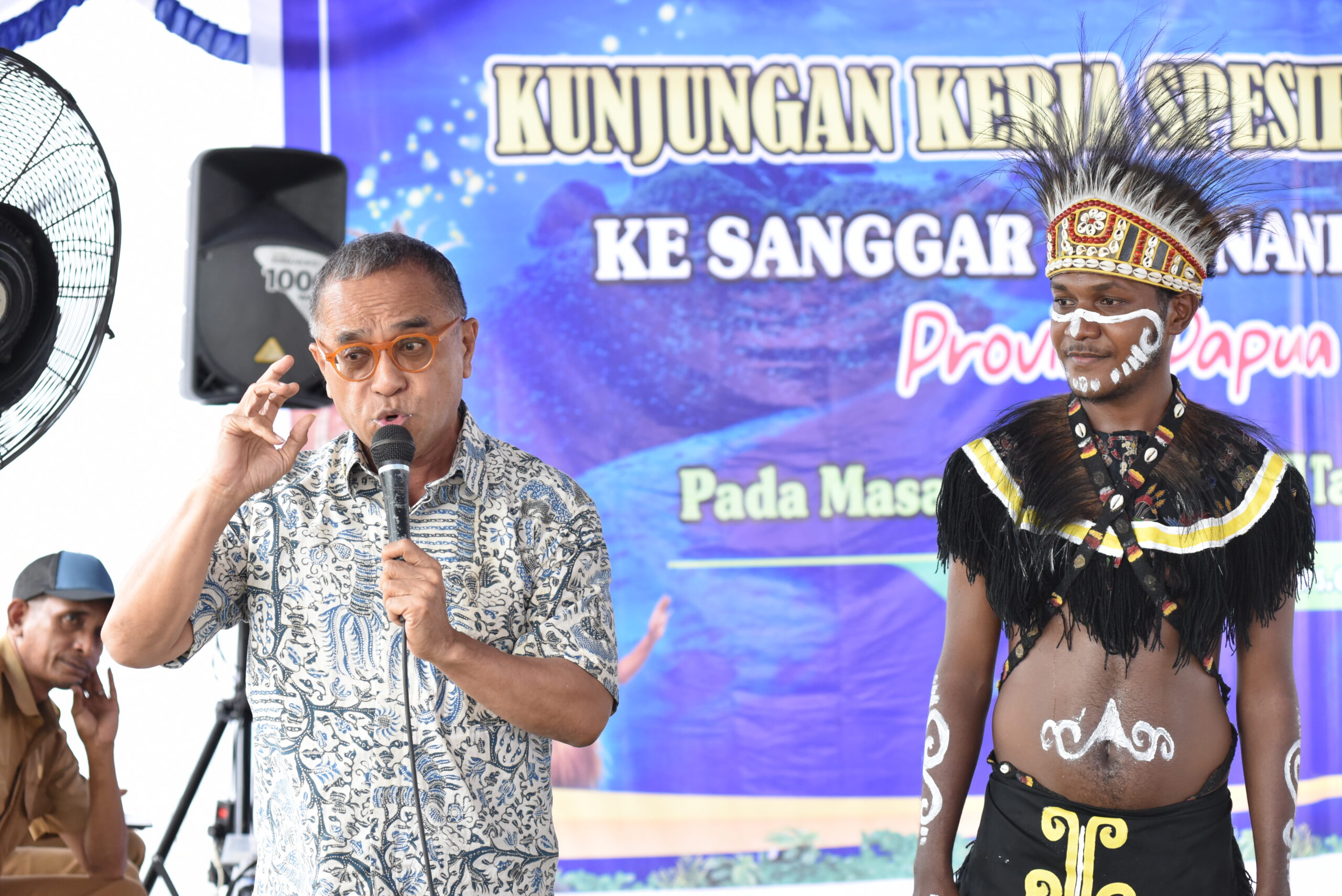 Anggota Komisi VII DPR RI, Samuel JD Wattimena, saat mengikuti kunjungan kerja spesifik Komisi VII DPR RI ke Sanggar Seni Nini Bili, Kota Sorong, Papua Barat Daya, Kamis (4/12/2025). Foto: Singgih/vel.